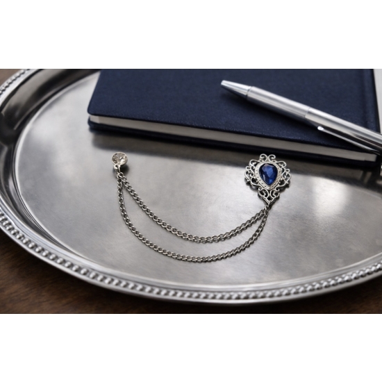 Elegancka broszka do koszuli, marynarki z łańcuszkiem i granatowym kamieniem.